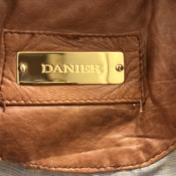 Danier leather jacket in camel with gold hardware - Picture 3 of 4